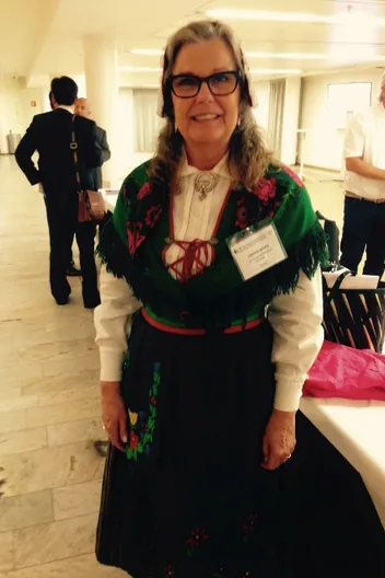 Elisabeth Landgren i folkdräkt vid Svenska Uppfinnareföreningens internationella möte
