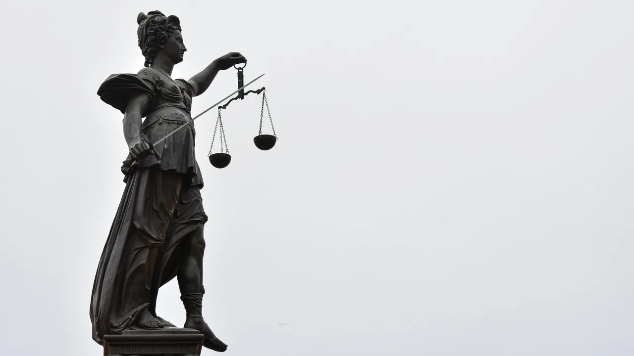 Justitia-statyn med vågskålar – symbol för likhet inför lagen